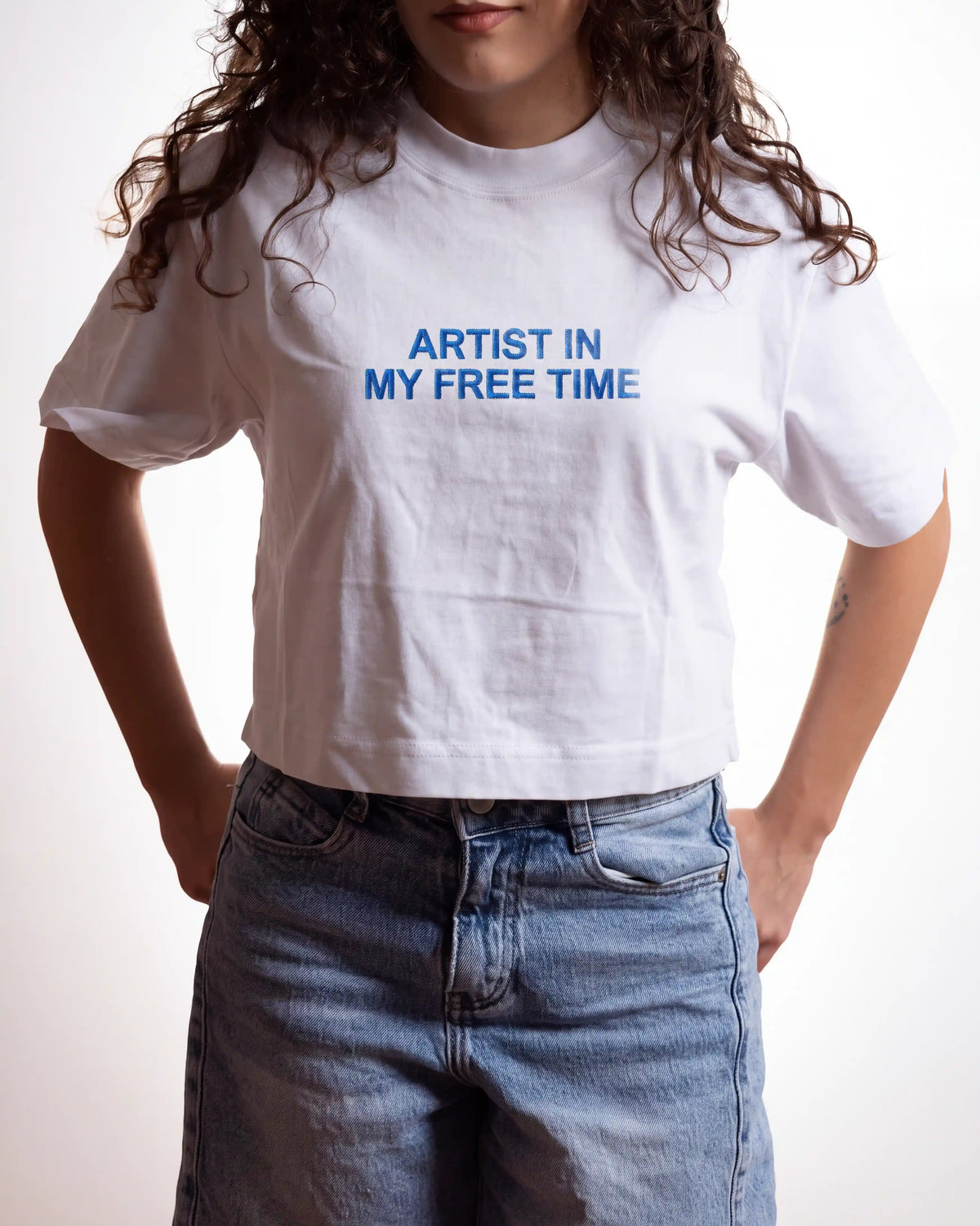 Tricou scurt pentru femei (Crop Top) - Artist