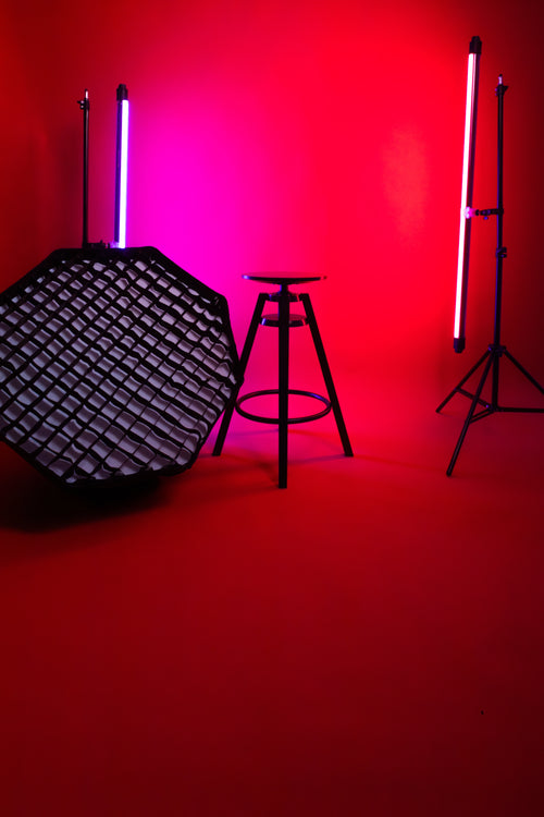 echipament de studio cu fundal roșu si lumini