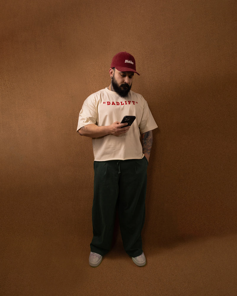 băiat purtând un tricou personalizat pe un fundal maro, poza făcută din fata