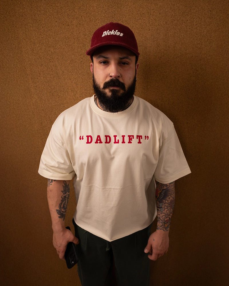 băiat purtând un tricou personalizat pe un fundal maro, poza făcută de sus