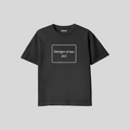 tricou negru cu loc de personalizare pe un fundal alb